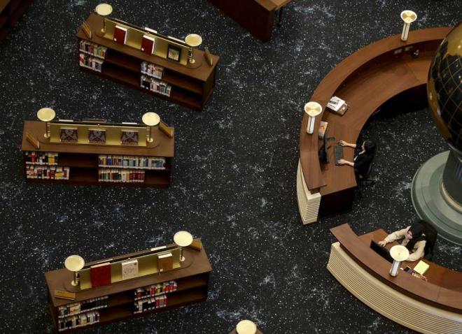 Cumhurbakan Erdoan ve tarihiler, balar arasnda  <br>    Ktphanenin kitap balar arasnda Cumhurbakan Erdoan, gazeteci-yazar Mehmed evket Eygi, edebiyat aratrmacs ve tarihi Prof. Dr. Abdlbaki Glpnarl, tarihi Prof. Dr. lber Ortayl, bestekar ve ud virtz Cinuen Tanrkorur, sanat tarihi aratrmacs Mustafa Kamil Drst, air ve yazar Mustafa erif Onaran, ynetmen Muhsin Mete, gazeteci Ahmet Gnel Elgin, eski AK Parti stanbul Milletvekili Metin Klnk, Cumhurbakan Erdoan&#8217;n olu Ahmet Burak Erdoan, yaynevi sahipleri Saman-Hatice Helvacolu, aratrmac yazar efik Can, eski bakanlardan Hasan Celal Gzel, yazar Cemil Meri, Cumhurbakan zel Kalem Mdr Hasan Doan ve edebiyat Prof. Dr. Abdurrahman Gzel'in yan sra ok sayda vatanda da bulunuyor.