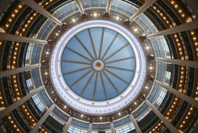 Ktphane hizmetlerinin yan sra yaam boyu eitim merkezi olmas da hedeflenen ktphanede, ocuk, gen ve yetikinlere ynelik yapay zeka, siber gvenlik, artrlm gereklik, kodlama gibi kurslar ve eitim faaliyetleri de dzenlenecek.