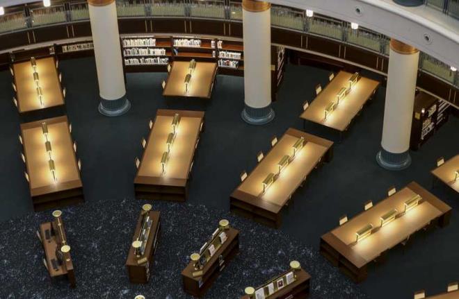 Basl kaynaklarn yan sra elektronik kaynak aboneliklerine de balanan ktphanede, 100 farkl lkeden 134 farkl dilde basl kitap ile 120 milyon makale ve rapor, uzunluu 201 kilometreyi bulanan raflarda yer alyor.