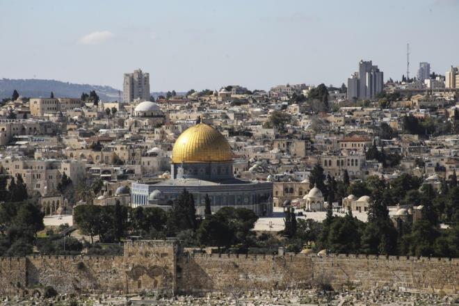 ehirde Avrupal lkelerin bayraklarn tayan ok sayda kilise, mze, ktphane, otel, arkeolojik eser, enstit ve ev halen kullanlmaya devam ediyor.