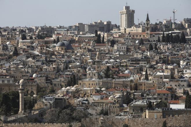 Ait olduklar lkelerin bayraklarn tayan bu binalar ve evreleri, diplomatik temsilcilik gibi kabul edilerek, o lkenin hukukuna tabi tutuluyor.