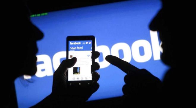 Beenilen paylamlar kaydetme<br>  Gn iinde yaplan birok paylam oluyor ve beendiiniz paylamlar gzden kaabiliyor. Bunlar sonraki zamanlarda da grebilmek iin, kaydetmeniz size olduka kolaylk salayabilir. Bunun iin beendiiniz paylamn sa st kesindeki  noktaya tklayn sonrasnda kan blmde ''gnderiyi kaydet'' seeneine tklayn. Bylece gnderiyi kaydetmi olacaksnz. Kaydettiiniz paylamlar grmek iinse Facebook uygulamas zerindeki, alt alta olan  izgiye tklayn. Bu izgiye tkladktan sonra, aaya indiinizde karnza kaydedilenler blm kacak. Bu blmde kaydettiiniz her eyi grebilirsiniz.