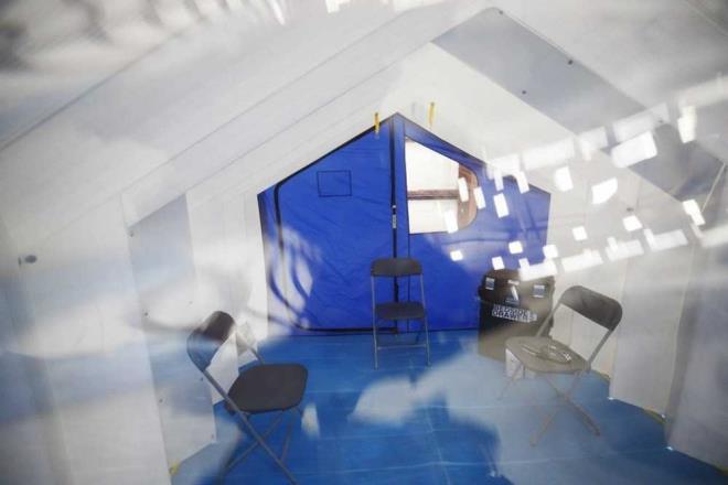 Bilim adamlarnn tezine gre, kentteki hayvan pazarna sadece 300 metre mesafede bulunan merkezde bulunan ve aralarnda atnal trnden yarasalarn da olduu deney hayvanlar, hastaln yaylmasnda rol oynad.