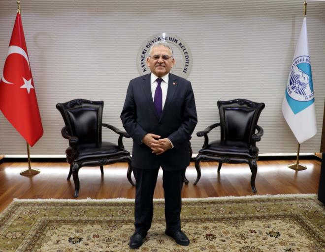 Yeni fosillerle gndem tamamen daiti<br>    Fosillerin bulunmas konusunda destek verdiklerini belirten Bykehir Belediye Bakan Memduh Bykkl, "Daha nce Koramaz Vadisi'nde fosilleri gryor ve buluyorduk; ancak daha sonraki srete Kzlrmak nehrimizin kenarna Yamula baraj blgesinde bulunan fosillerle beraber gndem tamamen deiti.