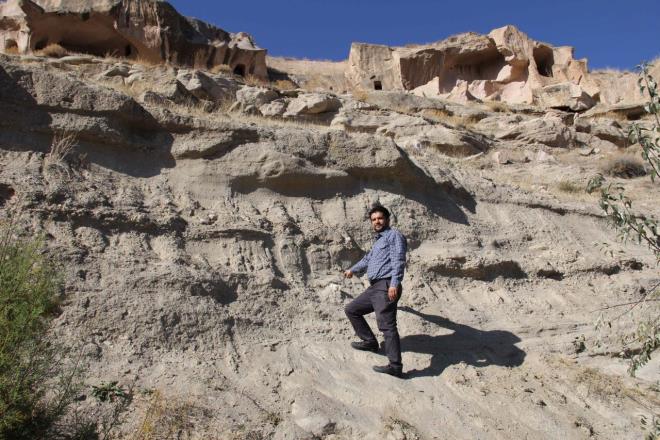 Gvdesi 25 metreyi buluyor  <br>  nk burada bulunan fosiller fillerin atas olan mamutlardr. 7,5 milyon yl nce yaam olan fosiller bilimsel olarak deerlendiriliyor.  Ba btn 3 metre byklndeki dileri ile olan kafasnn yannda 25 metreye kadar olan gvdeyi bulan fosiller eklinde deerlendirilmesi sonucu yurt ii ve yurt dndan bu konularla ilgilenen bilim insanlar Kayserimizi andrmaya baladlar" diye konutu