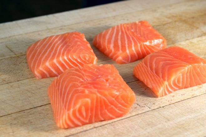 Somon: Vcudun ihtiyac olan ancak kendi bana retemedii doymam ya asitleri ieren somon, hcrelerdeki yallk srecini yavalatmaya yardmc olarak yalanmay geciktiriyor. Ayrca selenyum ierii sayesinde cildi d etmenlerden gelen zararlara kar da koruyor.