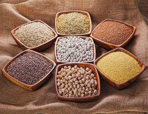 Kuru Baklagiller: Kalsiyum, inko, magnezyum ve demir ynnden de zengin olan kuru baklagiller ayrca B12 hari dier tm B vitaminleri iin gzel bir kaynak. B vitaminleri cilt salnn korunmasna destek oluyor, cildi nemlendiriyor ve iltihab nlyor. Ayrca ieriindeki inko sayesinde A vitamini seviyelerini artryor ve akneye kar cildi koruyor.