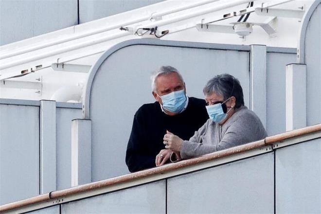 Salk Bakan Kato, yolcular karantinaya alan ekipte grevli bir salk alannda da coronavirs tespit edildiini aklad.