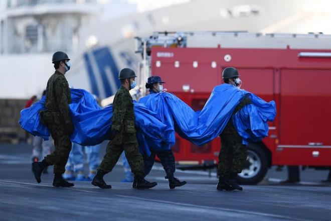 Gen ift 2 yl nce evlenmi ancak gemide balayn karlayabilmek iin 2 yl boyunca para biriktirmilerdi. Gen ift CNN canl yaynna balanp ABD Bakanna arda bulundu.