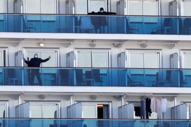 Gemide alan Binay Kumar Sarkar'n yapt aklamalarda, &#8220;Artk bu noktada biz de korkmaya baladk. Talebimiz mrettebat yelerini enfekte olanlardan ayr tutulmas. Ne ben ne de dier kabin grevlileri virs taramasndan geirilmedik." ifadelerini kulland.