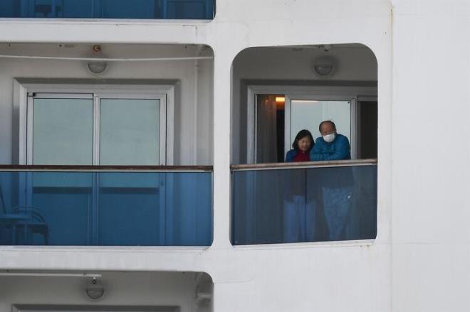 Ancak sz konusu kiilerin, salk otoriteleri ile telefon zerinden iletiimi tedbir amal srdrecei bildirildi.