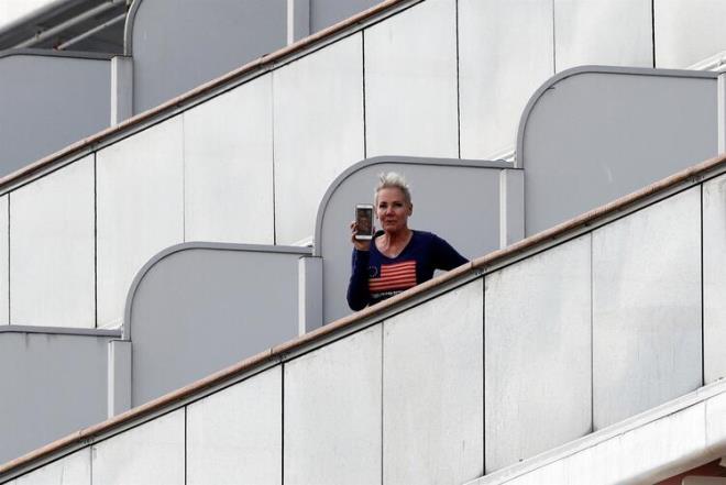 "Ltfen hala hastalk bulamam bizlere ve dier insanlara yardm edin. Gemide u an Hindistanl 160 kabin grevlisi ve 8 yolcu bulunuyor."