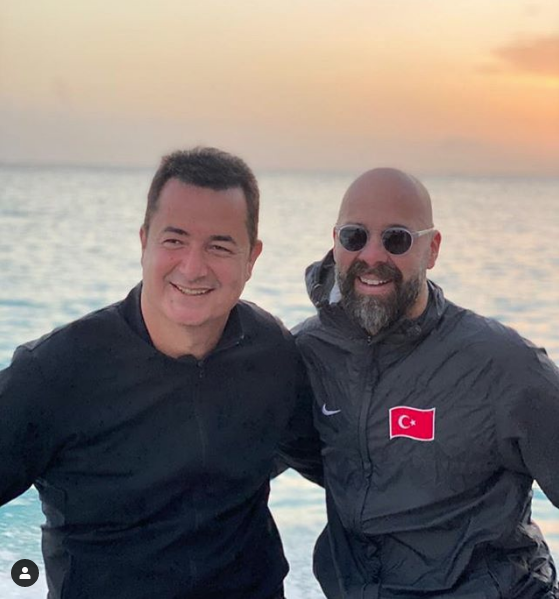 "Ben de insanm, ben de sizin gibi izliyorum. Bu iten ok zevk alyorum. ster istemez birilerine daha yakn hissediyorsun. htiyac olan hissettiin zaman, 'O kazansn' diyorsun iinden. Doal olarak olayn bir parasym.''