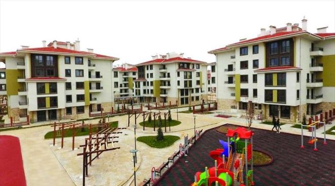 Bakentte ilk kura ekilii 6 Mart'ta   <br>  Ankara'da 7 projede talep toplanan 4 bin konut iin de kura ekilecek. 18 bin 38 kiinin bavuru yapt 7 projenin kuralar, martn ikinci haftas yaplacak. lk kura Sincan'daki 2 bin 300 konut iin 6 Mart'ta olacak.   <br>  te yandan, 25 bin 255 bavurunun yapld Bursa Yldrm Projesi'nin 9 Mart, 47 bin 931 bavurunun yapld Gaziantep ahinbey Projesi'nin 30 Mart'ta kura trenleri gerekletirilecek.