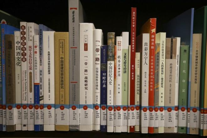 FRANSA LE ORTAK ALIMA     Dnya Kitapl'nda, aralarnda zbekistan, Hindistan, ili, Fransa, in ve Belarus'un da bulunduu baz lkelerin kitaplarn, bu lkelerin bykelileri ve temsilcileri bizzat Cumhurbakanl Klliyesi'ne gelerek teslim etti. Fransa Cumhurbakan Emmanuel Macron ise zel temsilcisini gndererek, Fransa Milli Ktphanesi ile ortak almalar yaplabileceini Trk yetkililere iletti.