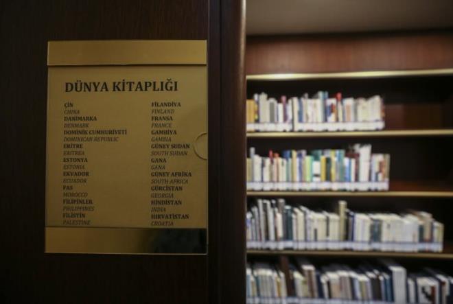 DNYA KTAPLII     Dileri Bakanl Kltr leri Genel Mdrl ile yrtlen almayla Trkiye'nin yurt d temsilcilikleri bulunan tm lkelerden getirilen, ilgili lkenin kltr, tarih konularn ieren kitaplar, Ktphanenin Cihannma Salonu'nundaki Dnya Kitapl ksmnda sergilenecek.