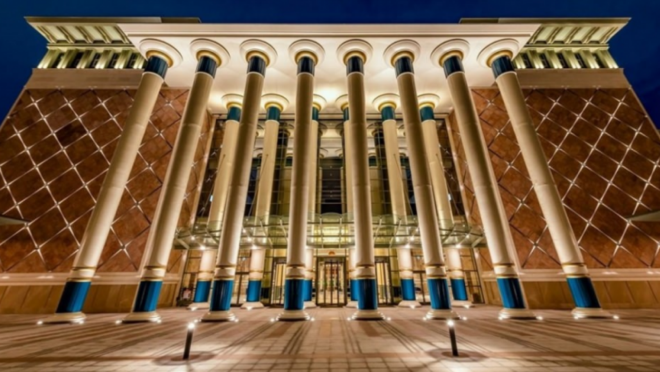 16 TRK DEVLETN TEMSLEN 16 STUN    Tarihteki 16 Trk Devletini temsilen 16 stunun bulunduu Cihannma Salonu, 3 bin 500 metrekare alanda, 224 kiilik oturma kapasitesi ve yaklak 200 bin kitaptan oluan koleksiyona sahip. Salonun kubbesinde, Alak Suresi'nin "O, kalemle yazmay retendir, insana bilmediini retendir" eklindeki 4 ve 5. ayetleri yazld.