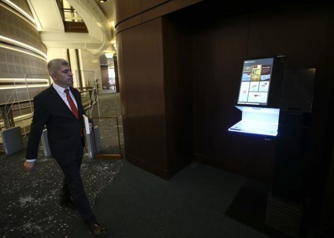 MLLET KTPHANES'NE NASIL GRLECEK?     Ktphaneyi kullanmak isteyen Trkiye Cumhuriyeti vatandalar, e-Devlet zerinden ye olabilecek, yeni kimlik kartlaryla giri yapabilecek. Eski kimlik sahipleri ise ktphaneye, kapda alacaklar geici kart ile girebilecek. Yabanc uyruklular ise pasaportlar karlnda verilecek geici giri kartlaryla ktphane hizmetlerinden faydalanabilecek.