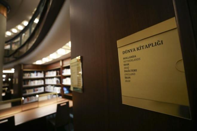 CUMHURBAKANI BAIILAR ARASINDA    Ktphanenin kitap balar arasnda Cumhurbakan Erdoan, gazeteci-yazar Mehmed evket Eygi, edebiyat aratrmacs ve tarihi Prof. Dr. Abdlbaki Glpnarl, tarihi Prof. Dr. lber Ortayl, bestekar ve ud virtz Cinuen Tanrkorur, sanat tarihi aratrmacs Mustafa Kamil Drst, air ve yazar Mustafa erif Onaran, ynetmen Muhsin Mete, gazeteci Ahmet Gnel Elgin, eski AK Parti stanbul Milletvekili Metin Klnk, Cumhurbakan Erdoan?n olu Ahmet Burak Erdoan, yaynevi sahipleri Saman-Hatice Helvacolu, aratrmac yazar efik Can, eski bakanlardan Hasan Celal Gzel, yazar Cemil Meri, Cumhurbakan zel Kalem Mdr Hasan Doan ve edebiyat Prof. Dr. Abdurrahman Gzel'in yan sra ok sayda vatanda da bulunuyor.