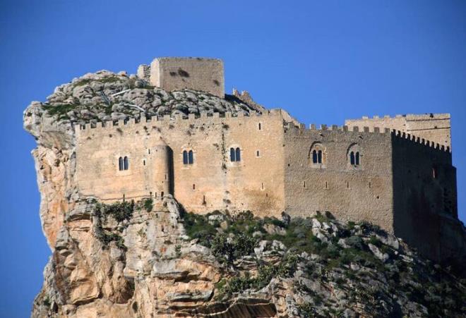 Mussomeli Belediyesi ise sata kard evler iin zel bir internet sitesi at: www.case1euro.it ngilizce sitede, interaktif haritada grlebilen evler hakknda ayrntl bilgi veriliyor. Evler e-posta ya da telefonla alnamyor. Evi satn alabilmek iin Mussomeli'ye gitmek gerekiyor. Siteden gerekli formlar indirilebiliyor.