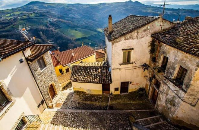 Napoli yaknlarndaki Zungoli ve Sicilya adasndaki Mussomeli kasabalar brokrasiden ve grmedikleri bir evi almak almaktan ekinen potansiyel mteriler iin talya'ya gitmeye gerek kalmadan almlarn internet zerinden yaplabilmesini salayacak siteler kurdu.