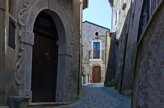 Bunlardan biri de lkenin gneyinde yer alan Campania blgesindeki Teora. Tipik bir Gney talya kasabas olan Teora, azalan nfus sorununu zmek ve tersine g balatmak iin tevik balatt. Teora belediyesinin ald karara gre kasabaya kalc olarak tanmaya karar verenlere aylk 150 Euro tevik denecek.