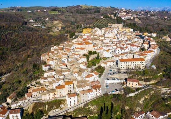 Buradan bykl 50-100 metre arasnda deien ve ou ciddi tamir gerektiren onlarca evden oluan bir liste var.