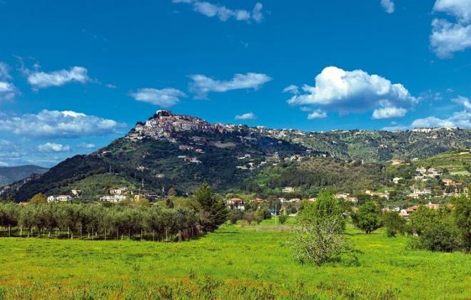 Toplam nfusun 1500 olduunu syleyen Farina, 1980'de meydana gelen byk bir depremden sonra blgenin boaldn, o gnden beri de eski haline dnemediini ifade etti.