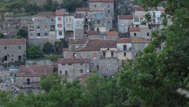 En az  yl burada yaama sz veren ailelerin kiralarn karlayacaklarn belirten Farina, blgede evlerin aylk kirasnn yaklak 200 euro olduunu ifade etti. Farina 'ocuk zorunluluunu' ise u cmlelerle aklad: