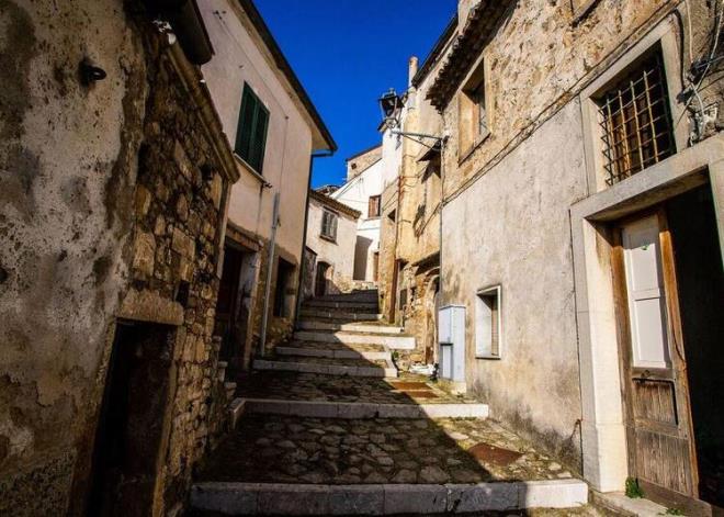 2015'te talya'nn en gzel kasabalarndan biri seilen Apenin Dalar'ndaki yaklak 1000 nfuslu Zungoli'nin Belediye Bakan Paolo Caruso, "Alclara yardmc olacak ve evleri yenilemeleri iin dekorasyon irketleriyle iletiim kurmalarn salayacak zel bir ekip oluturduk. effaflk ok nemli ama insanlar gerekten gelip bu gzellii grmeli, lezzetli yemeklerimizi tatmal ve bu salkl, temiz havay solumal" dedi.