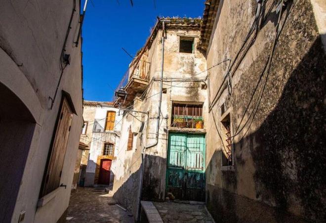 Beendiniz ev iin bavuru formunu indirin. Bu aamada, evi bir ila 3 yl iinde tamir ettireceinizi taahht etmi oluyorsunuz. Ayrca evin hangi amal kullanlacan (rnein ev, pansiyon, butik) kullanlacan beyan etme zorunluluu var. Kimlik fotokopisi ve dier belgelerin postayla ya da e-postayla Zungoli Belediyesi'ne yollanmas isteniyor.