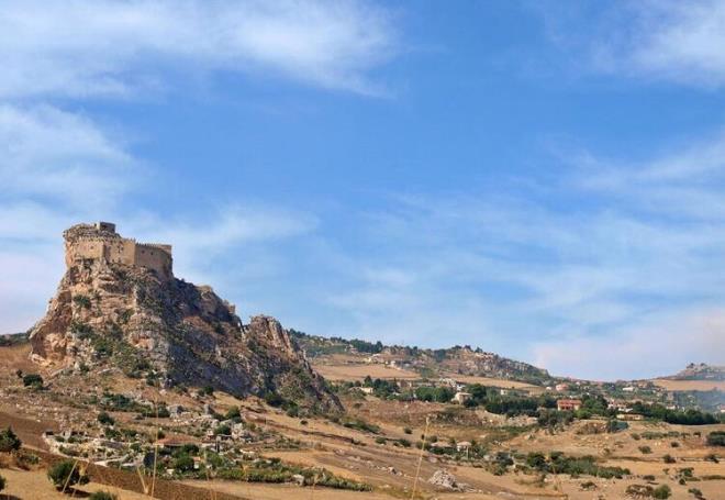 Emlak ofisinin grevlileri Noter ilemlerine yardmc oluyor. Burada depozito 5, bin Euro. ou grece iyi durumda olduu sylenen evler iin 5 bin Euro depozito ve sattan sonra denmek zere 400 Euro masraf alnyor. Kaynak: CNN, BBC