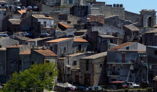 Bunun yerine dier bir seenek ise bir kereliine 5 bin Euro?luk bir tanma parasna sahip olmak. Kasabada bulunan evlerin ortalama fiyat 30 bin Euro olduunu da hatrlatmakta fayda var.