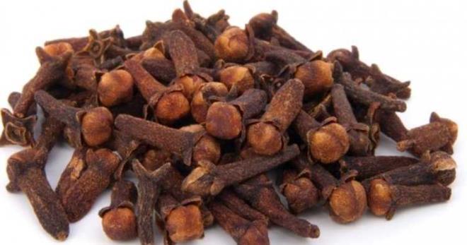 Bir fincan ay iin bir fincan kaynam suyu karanfilin zerine ekleyip kaynatn. 10 dakika kaynatmanz yeterlidir.