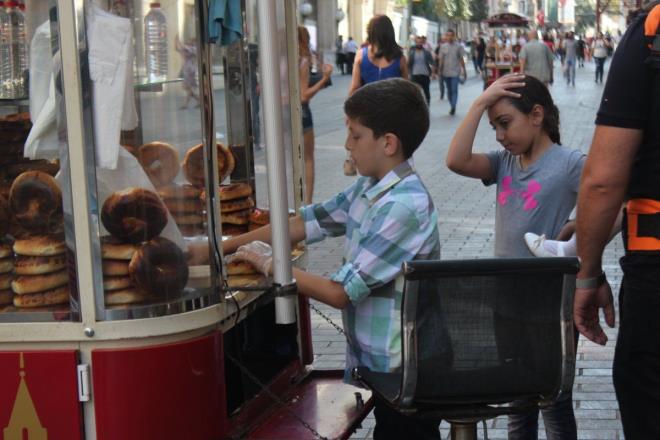 * 5 ya altndaki ocuklarn yzde 94,5&#8217;ine annesi bakyor. ocuklarn sadece yzde 1,8&#8217;i anaokulu, kre ve gndz bakmevine gidiyor. Yzde 3,5&#8217;ine anneanne veya babaanne bakyor.