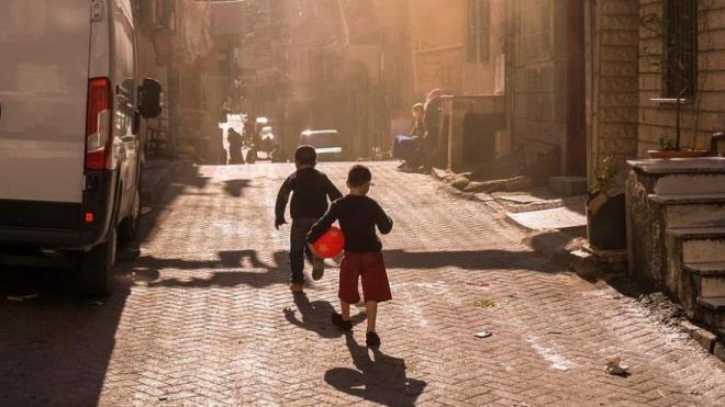 BB bnyesinde yeni kurulan stanbul statistik Ofisi, kentteki ocuk yoksulluunu aratrd. arpc bilgilerin yer ald aratrmaya gre; hanelerin yzde 44.7'sinde ocuklar yeterli beslenme olanaklarna sahip deil. Yzde 42.3'nde ocuklarn gnlk kullanm dnda baka bir ayakkabs yok. Yzde 44.4'nde snma sorunu var. Hanelerin yzde 46,5'inde ebeveynler, maddi yetersizlik nedeniyle ocuklarna kitap alamyor.