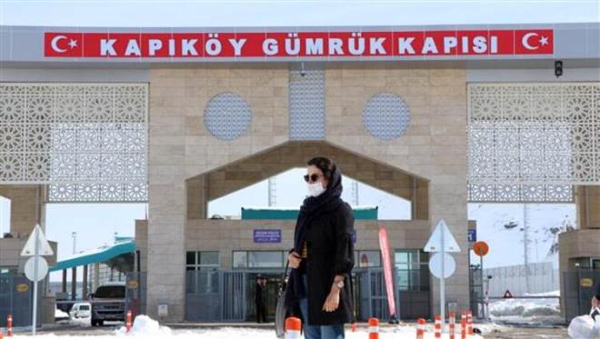 Trkiye'nin snr komusu ran'da koronavirs nedeniyle hayatn kaybedenlerin says 5'e ykselirken, Van'da da bir dizi nlemler alnmaya baland. Van'n ran'a alan Kapky Gmrk Kaps'nda grevli personel maske ve eldiven kullanmaya balarken, Trkiye'ye giri yapan baz ranllarn da maske takt grld.Kapdan giri yapan ranllar, ok korktuklarn ancak lkelerinde gerekli tedbirlerin alndn sylediler.