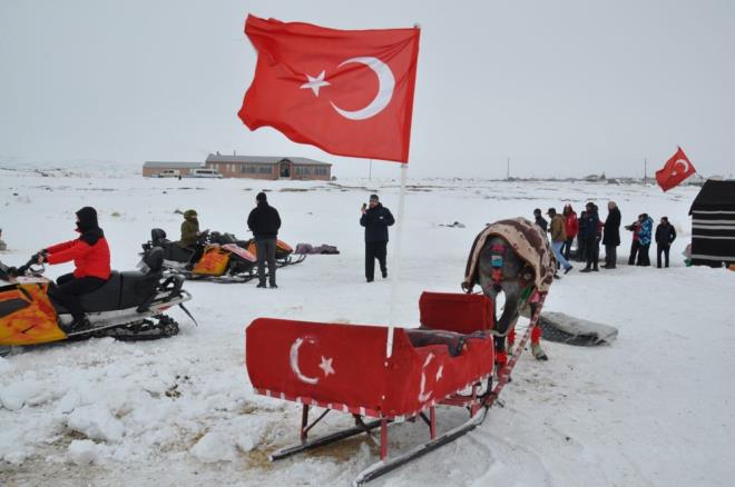 Ardndan vatandalar gl zerinde hazr bekleyen atl kzak ve kar motorlaryla buz zerinde gezdirilerek, vatandalara unutulmaz anlar yaatlyor.