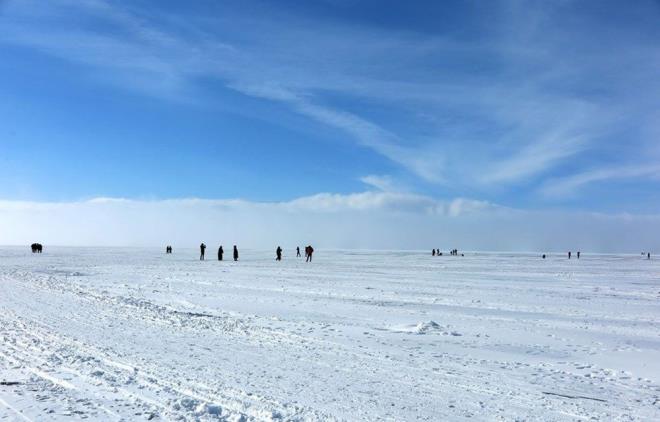 Buz tutan gl zerinde kyl genlerin Kars turizmine katk salamak adna kurduklar kl aldra gelen vatandalara kuburnu ve ay ikram ediliyor.