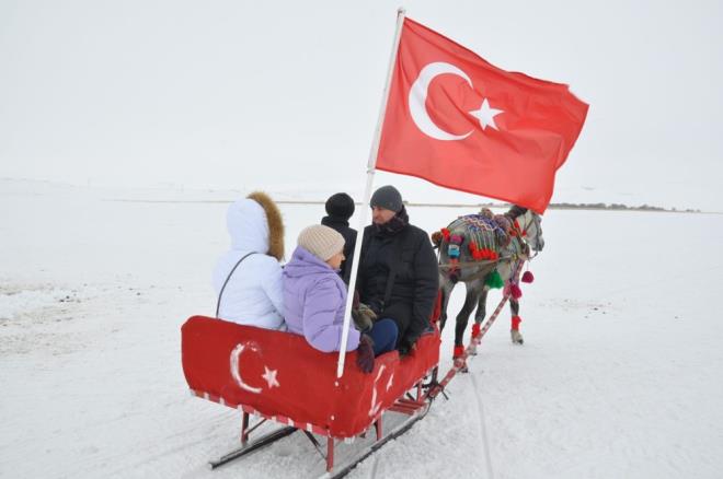 "KUZEY LKELERNE GDLMESNE GEREK YOK, KARS'A GELSNLER"    Kars&#8217;a stanbul&#8217;dan geldiini ifade eden Gkhan Elstn, &#8220;Daha nceden gelmediime pimann akas, Trkiye&#8217;de kesinlikle gezilmesi, grlmesi gereken nemli yerlerden bir tanesi, buradan kalkp ta kuzey lkelerine gidileceine ilk nce Kars&#8217;a gelinmesi gerekiyor. ldr Gl&#8217;nde arkadalar ok misafirperver, her ey ok gzel. Kzak gezisi ok gzeldi. Motora bindik, balk tuttuk, zaten buzun zerinde yrmek ok gzel bir his, herkese tavsiye ederim&#8221; dedi.