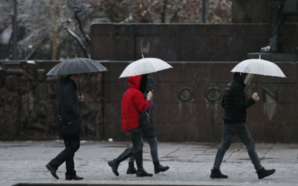 Saanak yalar   <br>  Yalarn; genellikle yamur ve saanak, Akdeniz'in ky kesimlerinde yer yer gk grltl saanak, Bat Karadeniz'in i kesimleri, Bat Akdeniz'in i kesimlerinin yksekleri,  Anadolu, Dou Anadolu'nun bats ile Afyonkarahisar, Ktahya, Sivas, Bingl ve Mu evrelerinde karla kark yamur ve ykseklerinde kar eklinde olmas bekleniyor.