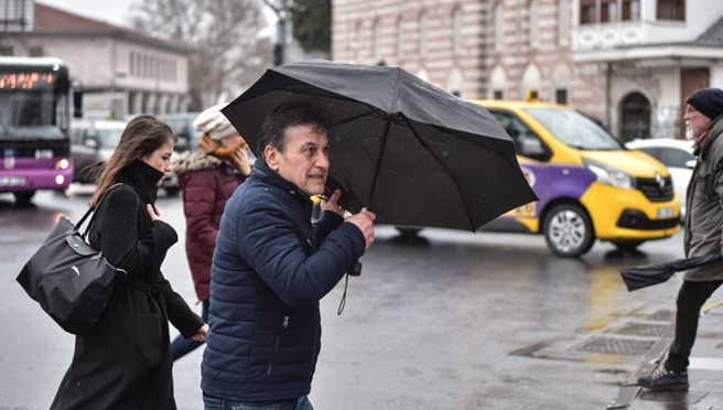 stanbul'da yalar ne zaman bitiyor?  <br>  Yalar Marmara Blgesi'nde etkisini srdryor. stanbul'da yalar pazar gnne kadar aralklarla devam edecek. Pazar gn ise ara veren yalarn pazartesi gn tekrar balayaca tahmin ediliyor.