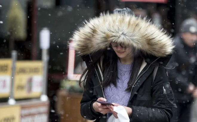 Sel, su baskn ve yldrm uyars    <br>Saanak ve yer yer gk grltl saanak yalarn Antalya'nn dou ileleri ile le saatlerinden itibaren Mersin, Adana, Kahramanmara ve Osmaniye evrelerinde kuvvetli ve yer yer ok kuvvetli (30-75 kg/m2) olmas beklendiinden meydana gelebilecek sel, su baskn, yldrm, ya annda kuvvetli rzgar, kk apl dolu ya, ky kesimlerde hortum oluma riski ve ulamda aksamalar yaanabilir.