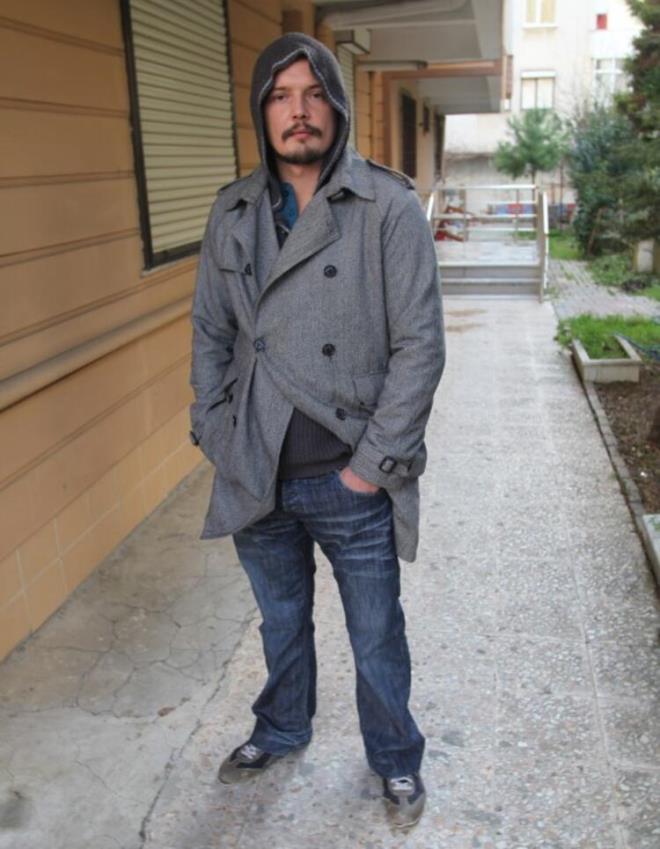 Anne G�lnur Kural, ev sahibinin iste�i �zerine e�yalar�n� al�p abisinin yan�na ta��nd�. Arda Kural ise annesinin �srarlar�na ra�men evden ayr�lmak istemedi. Bo� dairede kalmaya devam eden eski oyuncu, geceleri de bah�edeki hamakta uyumaya ba�lad�. Ancak kom�ular�, garip davran��lar� nedeniyle Kural’dan rahats�z olunca polise �ikayette bulundu.