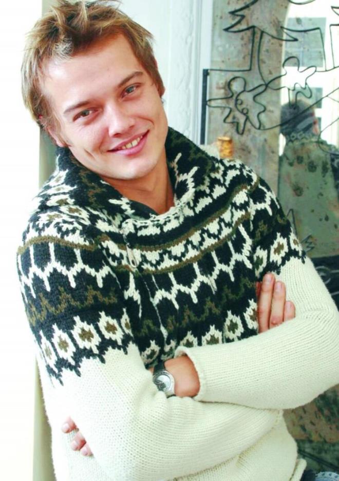 Arda Kural’�n �ocuklar� korkuttu�unu �ne s�ren kom�ular�, gen� adam� bah�eden kovdu. Durumu ��renince solu�u eski apartman�nda alan G�lnur Kural ise mahalleyi aya�a kald�rd�. Kom�ular�n� bah�ede toplayan Kural, “O�lum benimle gelmiyor, ��nk� buray� �ok seviyor. Ben abimin evinde kal�yorum, ne yapay�m param yok. O�lumun kimseye zarar� yok, buradan ayr�lmak istemiyor sadece” diyerek serzeni�te bulundu. Arda Kural’�n bo� evde kalan k�yafetleri, kom�ular� taraf�ndan valizlere doldurulup apartman�n kap�s�na konuldu