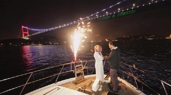 "Dne 3 ay kala resmi nikhlarn kydk. Dn salonunu tuttuk. Dn davetiyelerimizi dattk. imdi de istemiyorlar. Biz maduruz, dolandrldk. ocuumun bileziklerini vermiyorlar. Yaklak 150 bin TL zararmz var. Benim ocuum madur. Biz dtk bu tuzaa bakalar dmesin."