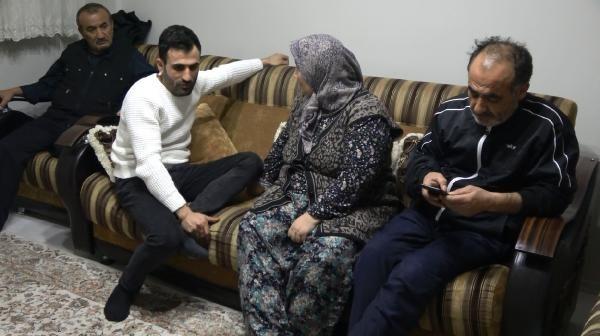 "En ufack bir eyi onlar kusur sayyorlar. Ama ocuumun yapt kusur saylacak bir hata deil. Gittik ailenin yanna 'ocuumuzun ne kusuru varsa affedin' dedik. zr diledik. 'Gerekirse ayanzn altn periz' dedik. Ama 'istemiyoruz' dediler. Niin byle yaptlar bilmiyoruz. Bir de tandmz, bildiimiz bir aile. Abimin kiraclarydlar. Komuyduk."