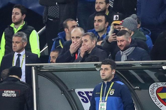 Ali Ko ve Ersun Yanal'a istifa ars: Fenerbaheli taraftarlar, man ardndan Ali Ko ve Ersun Yanal' istifaya davet ederken sar-lacivertli takmn otobs Samandra'da saldrya urad.