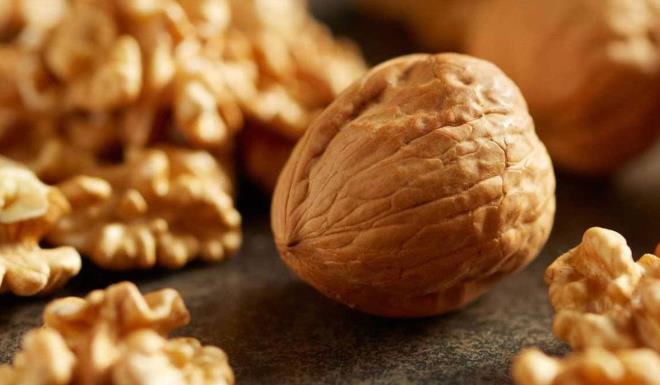 Kanser riskini azaltyor: Ceviz yemek meme, prostat ve kolorektal kanser riskini azaltabilir. Anti-enflamatuar etkiye sahip olan ceviz, vcuttaki hormon reseptrlerini bloke edebilir. Bu da meme ve prostat kanserleri gibi hormonla ilikili kanserlerde riski azaltabilir.