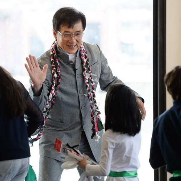 Coronavirs'nn tedavisini bulana para dl verecek  <br>  Jackie Chan, btn dnyay etkisi altna alan koronavirsle ilgili yapt aklamada virs salgnna kar tedavinin bulunmas iin mmkn olan her eyi yapmaya hazr olduunu ifade ederek, tedaviyi bulana 1 milyon in Yuan (860 bin TL) dl vereceini duyurmutu.